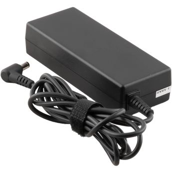 Schrägansicht des schwarzen XMG / SCHENKER 90 Watt Netzteils mit aufgewickeltem Kabel, Klettverschluss und abgewinkeltem Hohlstecker.