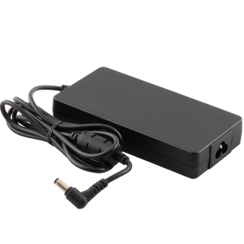 Schrägansicht des schwarzen XMG / SCHENKER 150 Watt Netzteils mit angeschlossenem Stromkabel und abgewinkeltem Hohlstecker.