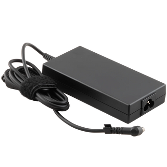 Schrägansicht des XMG / SCHENKER 120 Watt Netzteil-Blocks mit Netzkabel, Klettband-Kabelbinder und Ladeanschluss-Stecker.