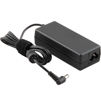 Schrägansicht des schwarzen XMG / SCHENKER 65 Watt Netzteilgehäuses mit fest verbundenem Stromkabel und gewinkeltem Anschlussstecker.