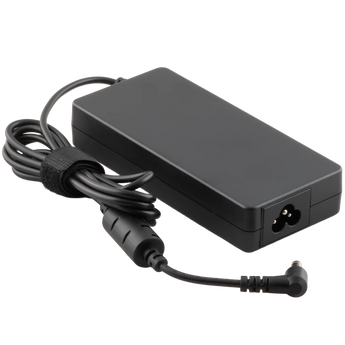 Schrägansicht eines schwarzen XMG / SCHENKER 90 Watt Netzteils mit angeschlossenem Stromkabel und sichtbarem dreipoligem Netzanschluss.