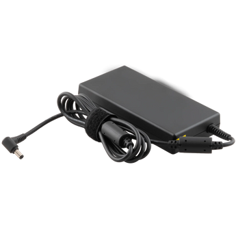 Schrägansicht des schwarzen XMG / SCHENKER 230 Watt Netzteil mit aufgerolltem Kabel, Klettverschluss und gewinkeltem Anschlussstecker.