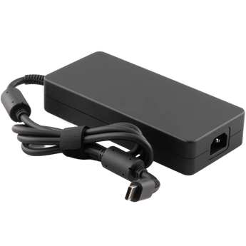 Schrägansicht des schwarzen XMG / SCHENKER 330 Watt Netzteil-Blocks mit fest verbundenem Kabel, Kaltgeräteanschluss und abgewinkeltem Netzstecker.