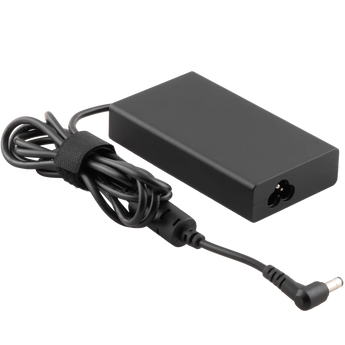 Schrägansicht des schwarzen 150 Watt XMG / SCHENKER Netzteils mit eingestecktem Kabel, gewickeltem Schlaufenkabel und abgewinkeltem Anschlussstecker.