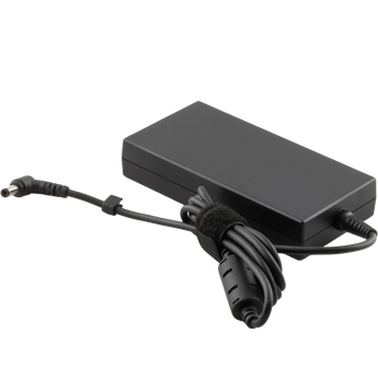 Schrägansicht des schwarzen XMG / SCHENKER 120-Watt-Netzteils mit angeschlossenem Kabel und abgewinkeltem Rundstecker.