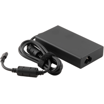 Schrägansicht des schwarzen XMG / SCHENKER 150 Watt USB-C-Netzteils mit aufgewickeltem Kabel, Ferritkern und Kleeblatt-Anschlussbuchse.