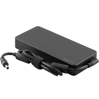 Schrägansicht des XMG / SCHENKER 420 Watt Netzteils in schwarzem Gehäuse mit angeschlossenem Stromkabel und Rundstecker.