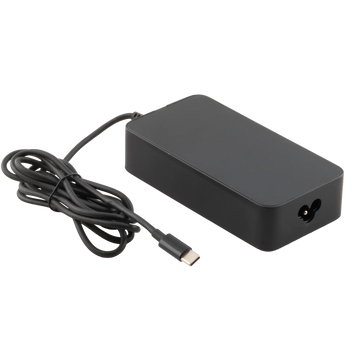 Schrägansicht des schwarzen 100 Watt USB-C-Netzteils von XMG und SCHENKER mit angeschlossenem USB-C-Kabel und seitlichem Kleeblattstecker-Anschluss.
