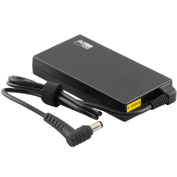 Schrägansicht des schwarzen 65-Watt-Netzteils von XMG / SCHENKER mit angeschlossenem Stromkabel und gewinkeltem DC-Hohlstecker.
