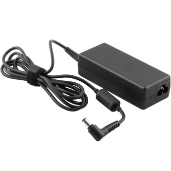 Schrägansicht des schwarzen XMG / SCHENKER 65 Watt Netzteils mit aufgewickeltem Netzkabel, Ferritkern und abgewinkeltem Anschlussstecker.