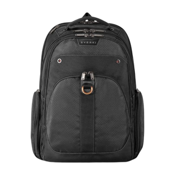 Frontalansicht des schwarzen Everki Atlas Rucksacks mit markantem D-Ring, strukturiertem Obermaterial und silbernen Reißverschlussschiebern.