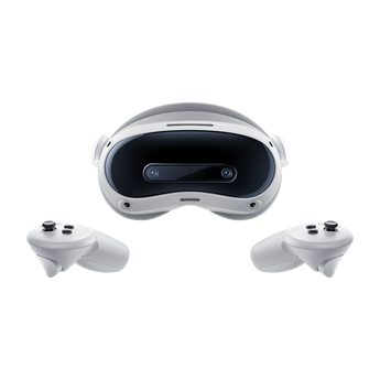 PICO 4 Ultra VR-Headset in Frontalansicht mit zwei dazugehörigen Controllern, die symmetrisch vor dem Gerät positioniert sind.