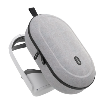 Schrägansicht einer grauen Syntech Tragetasche (Medium) mit schwarzem Reißverschluss, die an einem weißen VR-Headset befestigt ist.
