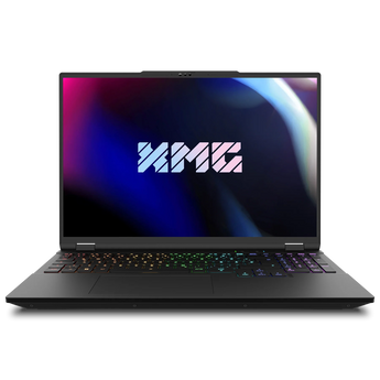 Frontalansicht des geöffneten XMG FUSION 16 (M25) Gaming-Laptops mit eingeschaltetem Display, XMG-Logo und RGB-Tastaturbeleuchtung.