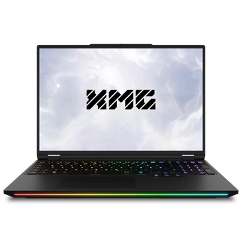 Frontansicht des geöffneten Gaming-Laptops XMG NEO 16 (E25) mit RGB-Tastatur, leuchtender RGB-Lichtleiste und XMG-Logo auf dem Bildschirm.