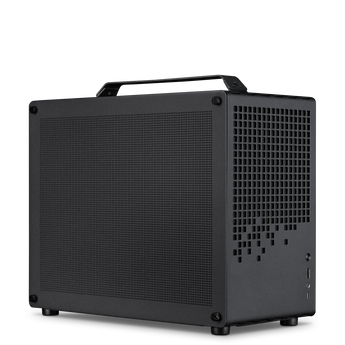 Schrägansicht des XMG NOMAD - Intel Mini-PCs in Schwarz mit Tragegriff, fein perforiertem Seitenteil und gemusterter Frontbelüftung.