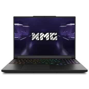 Geöffneter XMG PRO 16 (M25) Gaming-Laptop in der Frontalansicht mit leuchtendem XMG-Logo auf dem Display und einer RGB-beleuchteten Tastatur.