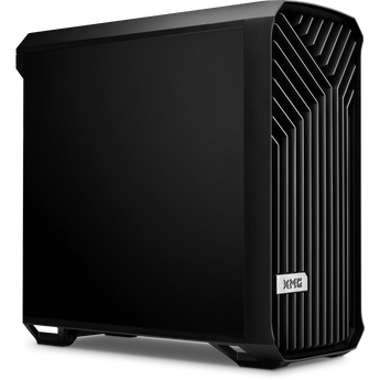 Schwarzer Desktop-PC XMG STUDIO - Intel in der Schrägansicht mit geschlossener Seitenwand und geripptem Frontgitter samt XMG-Logo.