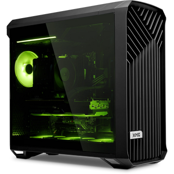 Schräge Frontalansicht des schwarzen XMG STUDIO X - Intel PCs mit Glas-Seitenteil und grün leuchtender RGB-Innenbeleuchtung.