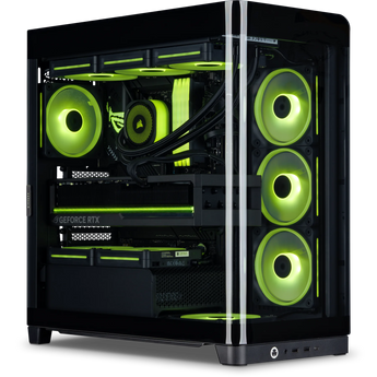 Schrägansicht des XMG UNIFY C1 AMD Gaming-PCs im schwarzen Gehäuse mit Glaselementen und hellgrün leuchtenden RGB-Lüftern im Gehäuseinneren.