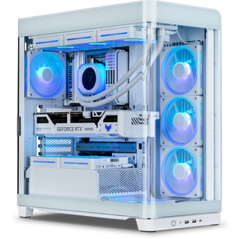 Weißer Gaming-PC XMG UNIFY C1 AMD in schräger Seitenansicht mit gläsernem Gehäuse, blau beleuchteten Lüftern und sichtbaren Komponenten.