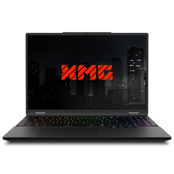 Frontalansicht des geöffneten XMG CORE 15 (M25) Gaming-Laptops mit beleuchteter Tastatur und XMG-Logo auf dem Bildschirm.