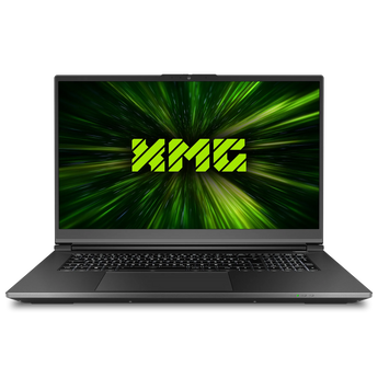 Geöffneter XMG FOCUS 17 (M25) Gaming-Laptop in Frontansicht mit Tastatur, Touchpad und grünem XMG-Logo auf dem Bildschirm.