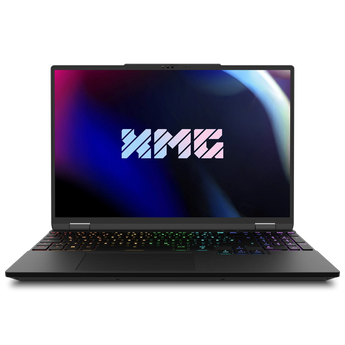 Schwarzer XMG FUSION 15 (L25) Gaming-Laptop, geöffnet in Frontansicht mit eingeschaltetem Display und RGB-Tastatur.