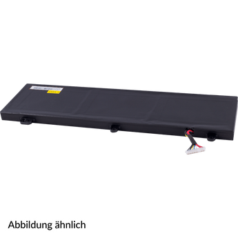 Schrägansicht des flachen schwarzen XMG/SCHENKER Ersatzakkus X580BAT-8-98 mit sichtbarem Anschlusskabel und Montagevorrichtungen an der Gehäusekante.