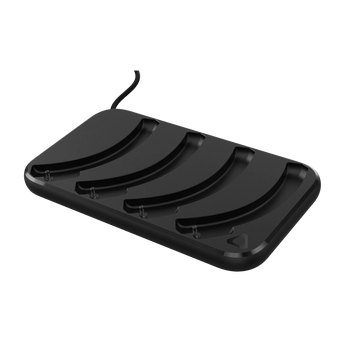 Schrägansicht der schwarzen HTC VIVE Focus 4-fach Akku-Ladestation mit vier Steckplätzen und nach hinten verlaufendem Anschlusskabel.