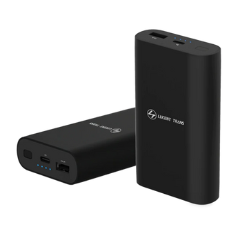 Schrägansicht von zwei schwarzen VIVE Powerbanks (21 Wh) von HTC, eine stehend und eine liegend mit sichtbaren USB-Anschlüssen und LED-Anzeige.