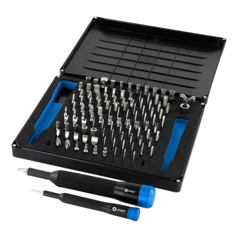 Geöffnete Schrägansicht des iFixit Manta Precision Bit Sets mit sortierten Schraubendreher-Einsätzen im Koffer und zwei Bithaltern.