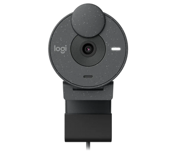 Frontalansicht der Logitech Brio 300 Webcam mit gesprenkelter Oberfläche, integrierter Objektivabdeckung und montierter Halterung.