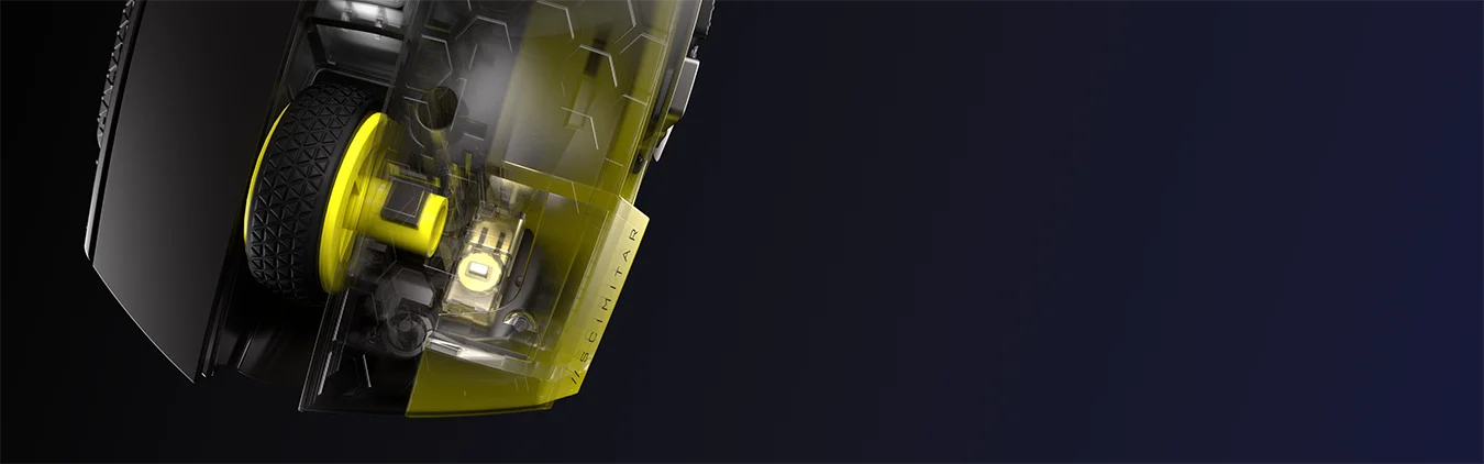 Nahaufnahme des gelben Scrollrads einer Gaming-Maus mit transparentem Gehäuse vor dunklem Hintergrund.
