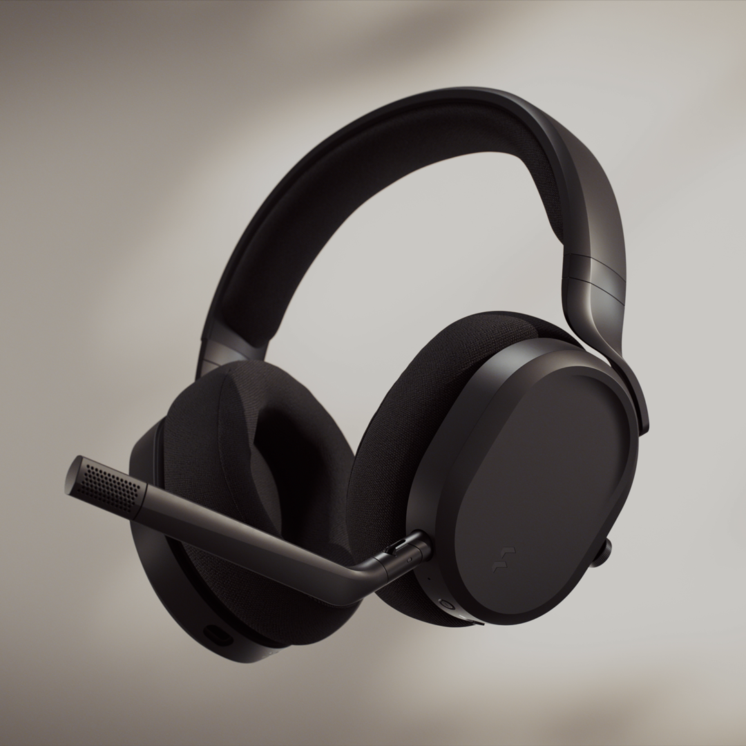 Schwarzes High-End Gaming-Headset mit Mikrofonarm und Ohrpolstern aus Stoff vor hellem Hintergrund.