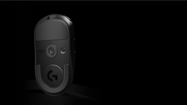 Unterseite einer schwarzen Logitech PRO Gaming-Maus mit Sensor und PTFE-Gleitfüßen vor dunklem Hintergrund