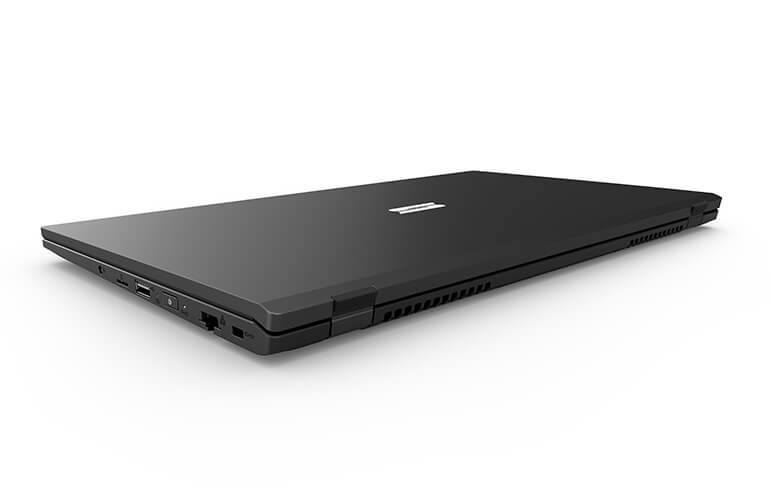 Geschlossener, schwarzer High-End Laptop in elegantem Design auf weißem Hintergrund