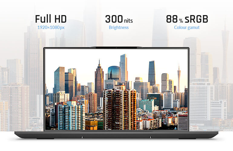 Laptop-Display mit Full-HD-Auflösung, 300 Nits Helligkeit und 88 Prozent sRGB-Farbraum vor einer Skyline.
