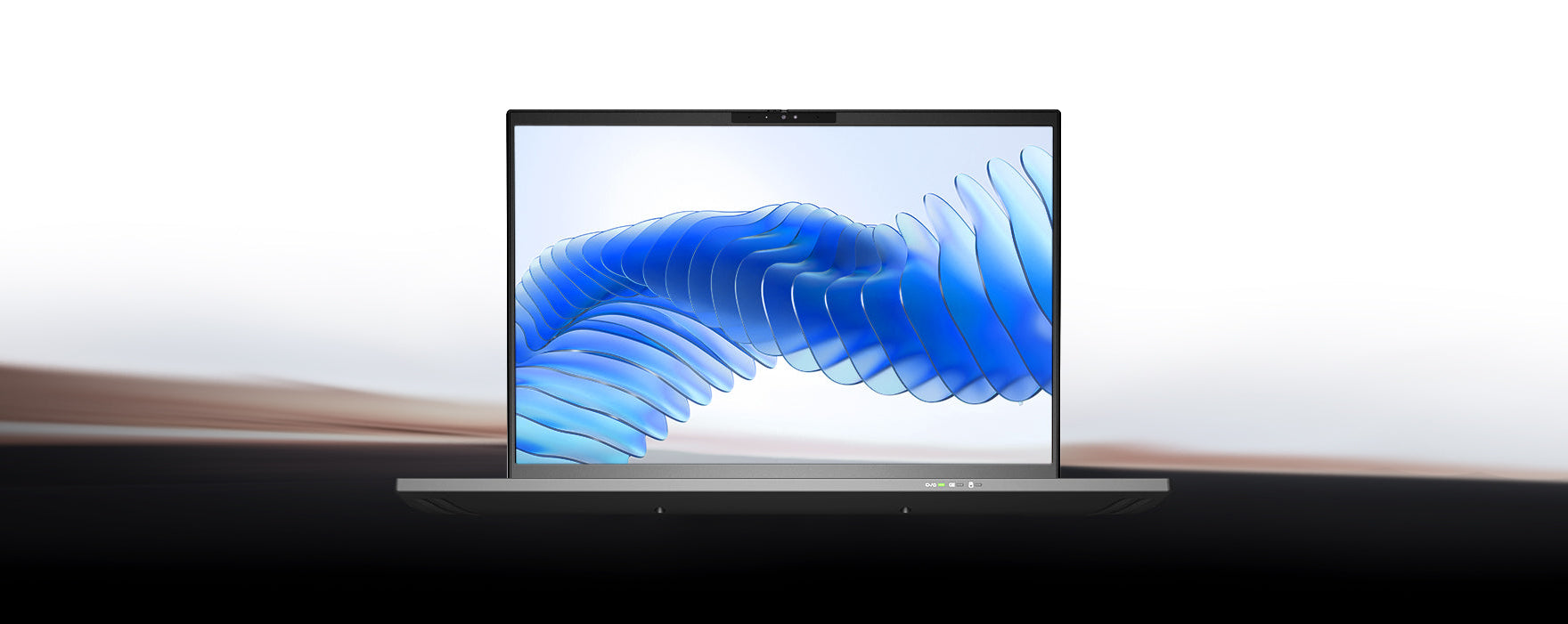 Frontalansicht eines High-End Laptops mit hellem Display und blauer abstrakter Grafik vor hellem Hintergrund.