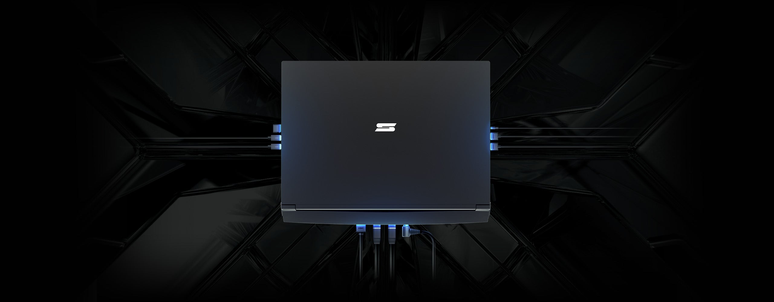 SCHENKER High-End-Laptop von oben mit angeschlossenen Kabeln und blauer Port-Beleuchtung vor dunklem Hintergrund.