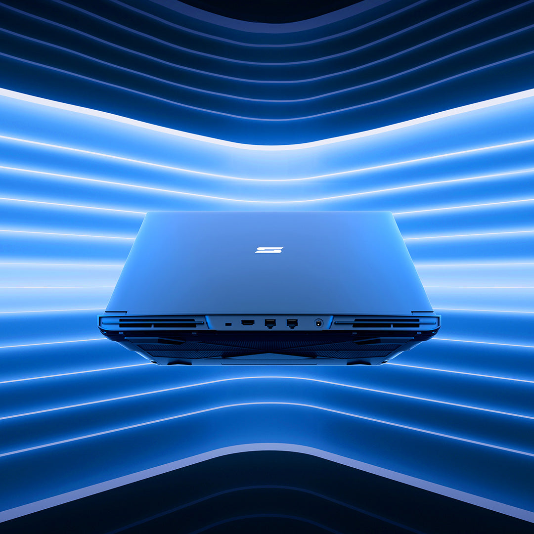 Hochwertiger SCHENKER Gaming-Laptop von hinten beleuchtet vor futuristischer blauer Lichtkulisse