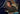 Junge spielt mit Gaming-Headset und beleuchteter Tastatur an einem Laptop