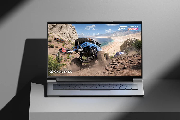 Hochwertiger Gaming-Laptop zeigt das Rennspiel Forza Horizon 5 auf dem Display auf hellem Tisch