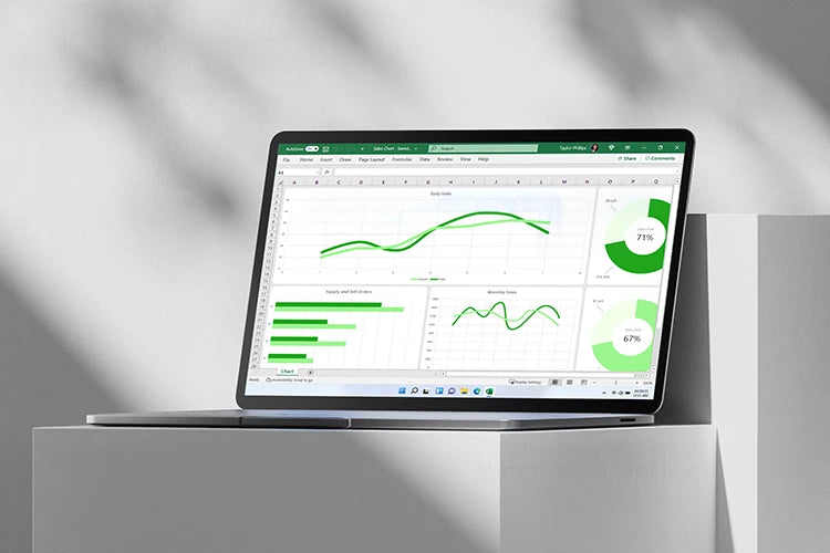 Hochwertiger Laptop mit geöffneter Tabellenkalkulation und grünen Diagrammen auf einem minimalistischen Sockel.