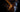 Gamer mit Gaming-Headset und VR-Headset im stimmungsvollen Neonlicht