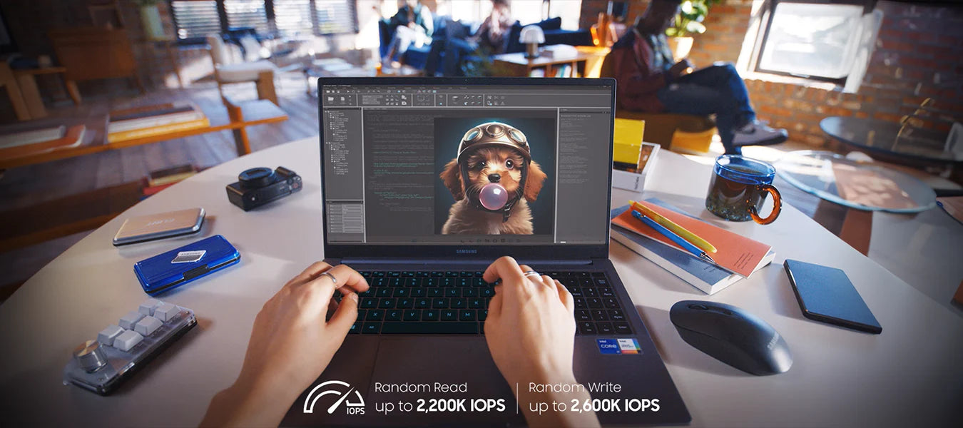 Person arbeitet an einem Laptop in hellem Büro mit Bildbearbeitungssoftware und Hundemotiv auf dem Bildschirm.