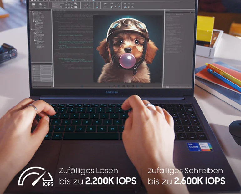 Hände tippen auf der Tastatur eines Laptops mit Bildbearbeitungssoftware und IOPS-Leistungsdaten