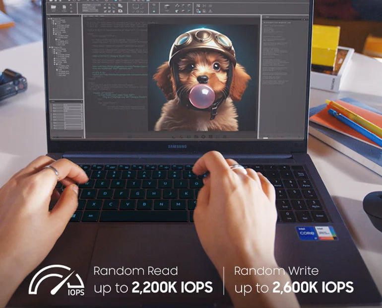 Hände tippen auf der Tastatur eines High-End-Laptops, auf dessen Display Grafiksoftware und ein Hund zu sehen sind.