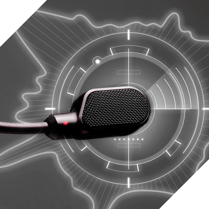 Nahaufnahme des Headset-Mikrofons mit roter LED und technischem HUD-Hintergrund.