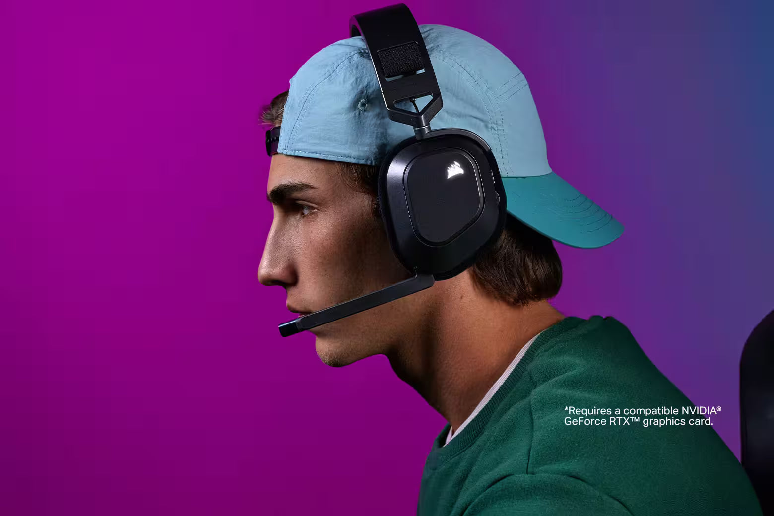Gamer mit blauer Cap und Gaming-Headset vor violettem Hintergrund